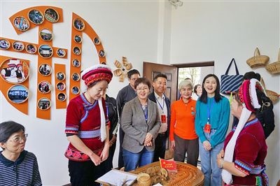  在大理法院喜洲法庭，代表們與“金花調解員”共同探討民族特色調解工作方法。