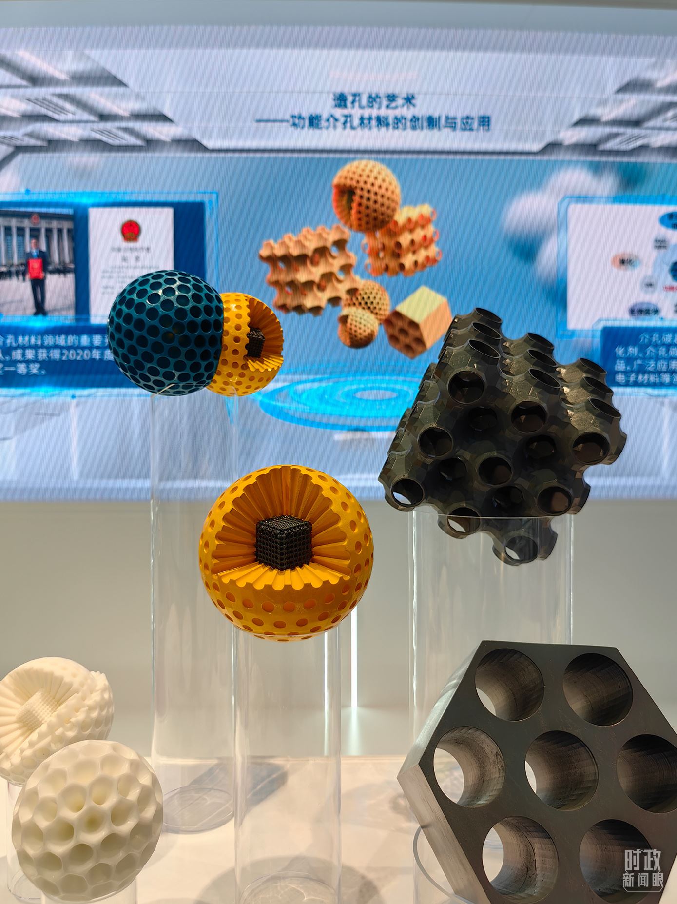△上?？萍紕?chuàng)新成果展。（總臺央視記者段德文拍攝）
