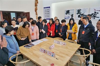  在劍川法院家事調解室內，該院制作的《離婚證明書》引起了代表們的關注。