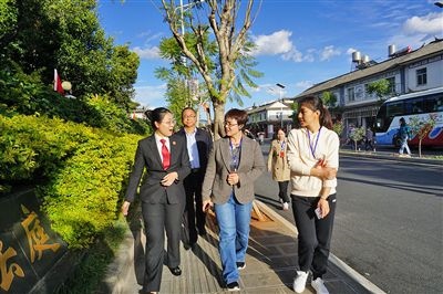  全國人大代表王爭（右一）、張海鷗（右二）向法官了解民族特色調解工作機制。