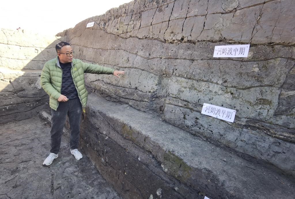 12月14日，汶溪遺址發(fā)掘項目現(xiàn)場負責人雷少介紹遺址整體情況。新華社記者顧小立 攝