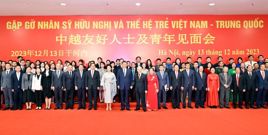 這是習(xí)近平夫婦和阮富仲夫婦同中越兩國(guó)青年和友好人士代表親切合影。