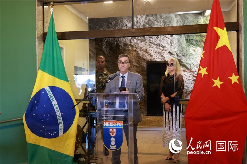 巴西攝影聯(lián)合會主席卡洛斯·甘達拉在攝影展開幕式上致辭。 人民網(wǎng)記者 陳海琪攝