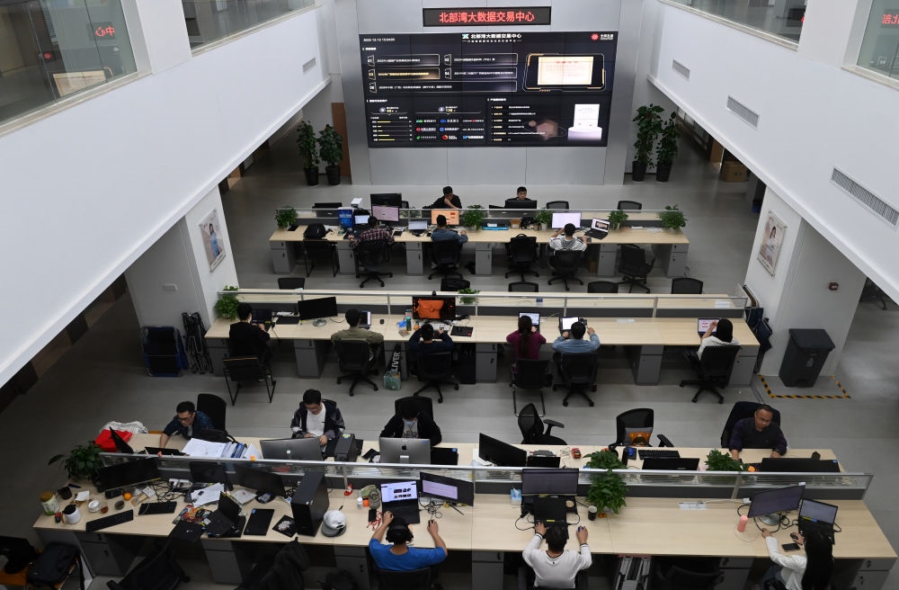 中國—東盟信息港員工在工作中。