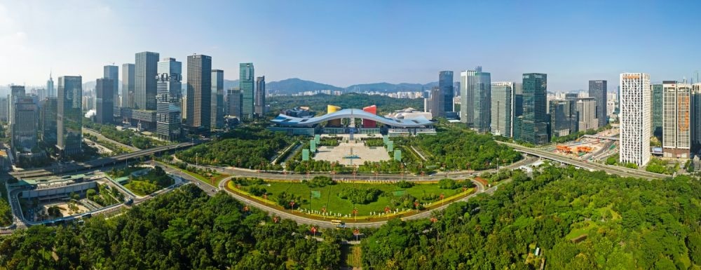 這是在廣東省深圳市拍攝的深圳市民中心和蓮花山公園一線（2020年10月2日攝，無人機(jī)照片）。新華社記者 梁旭 攝