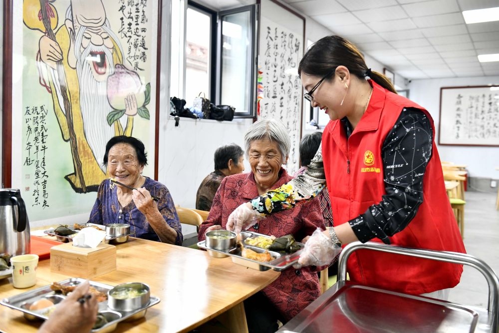在山東省乳山市城區(qū)街道騰甲莊村幸福食堂，志愿者為老人們配送午餐（2023年6月24日攝）。新華社記者 郭緒雷 攝