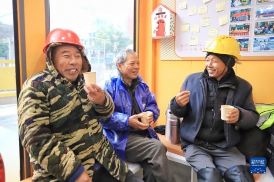 12月16日，幾名戶外勞動者在位于浙江舟山市的一家“勞動者驛站”里喝姜茶驅(qū)寒。