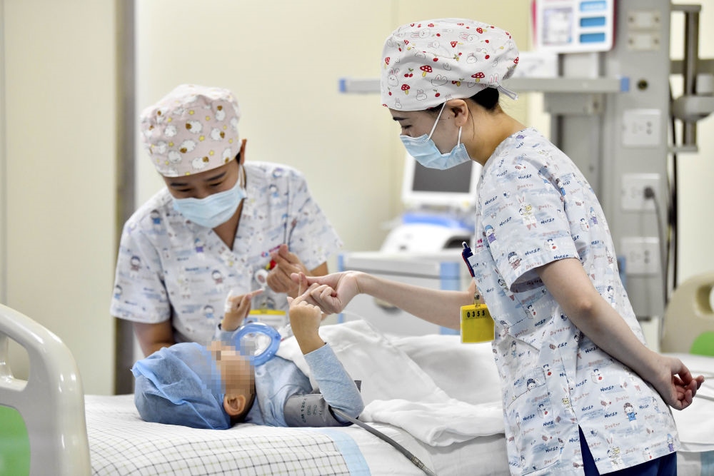 在山東省棗莊市婦幼保健院兒童ICU病房，醫(yī)護(hù)人員為完成靶向治療藥物諾西那生鈉的4歲脊髓性肌萎縮癥患兒加油鼓勁（2022年1月1日攝）。諾西那生鈉注射液是我國(guó)首個(gè)獲批治療脊髓性肌萎縮癥的進(jìn)口藥物，2019年進(jìn)入中國(guó)市場(chǎng)時(shí)，每針價(jià)格近70萬元。在2021年國(guó)家醫(yī)保目錄藥品談判中，以3.3萬元每針的價(jià)格進(jìn)入新版醫(yī)保藥品目錄。新華社記者 郭緒雷 攝