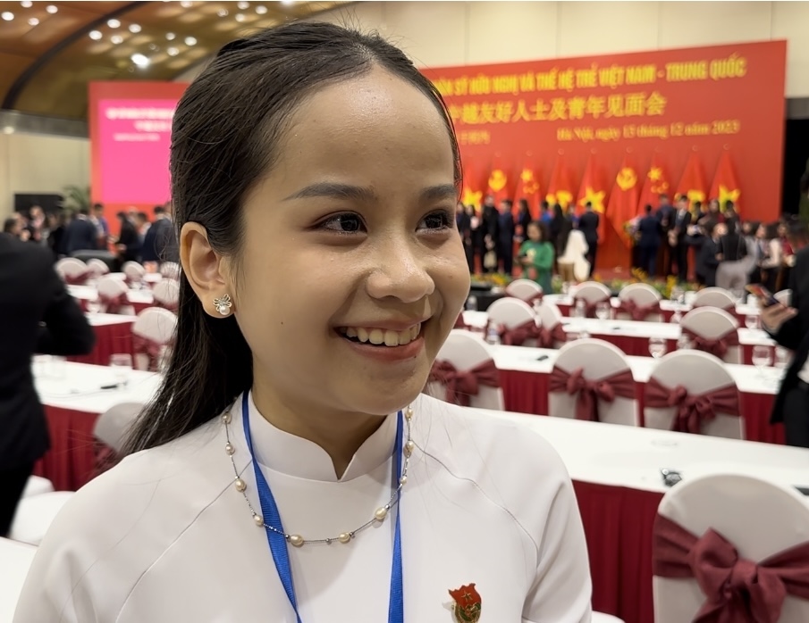 越南青年代表黎月瓊接受記者采訪。
