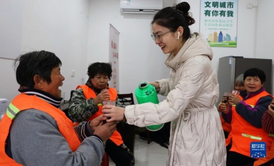12月16日，在浙江省湖州市德清縣乾元鎮(zhèn)環(huán)衛(wèi)工人愛心驛站，志愿者為環(huán)衛(wèi)工人倒紅糖姜茶。