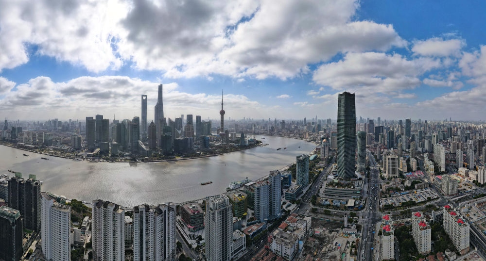 從上海虹口區(qū)北外灘空中俯瞰中國(guó)（上海）自由貿(mào)易試驗(yàn)區(qū)陸家嘴片區(qū)（2023年1月10日攝，無人機(jī)全景照片）。新華社記者 方喆 攝