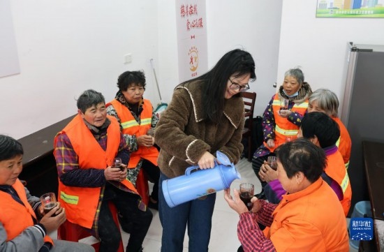 12月16日，在浙江省湖州市德清縣乾元鎮(zhèn)環(huán)衛(wèi)工人愛心驛站，志愿者為環(huán)衛(wèi)工人倒紅糖姜茶。