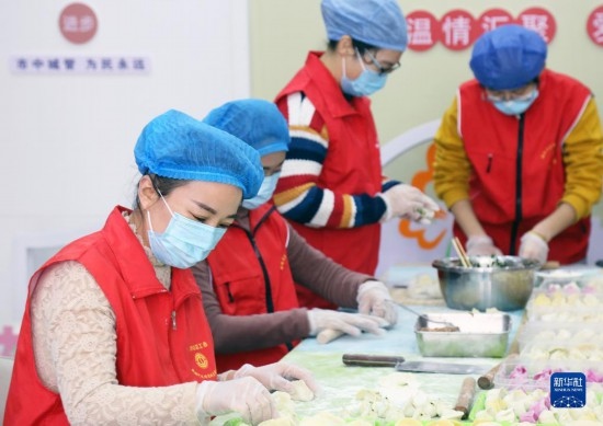 12月16日，在山東省棗莊市市中區(qū)城管藍職工志愿服務(wù)驛站，愛心志愿者為戶外勞動者包水餃。