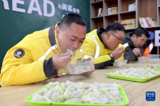 12月16日，在山東省棗莊市市中區(qū)城管藍職工志愿服務(wù)驛站，戶外勞動者吃上熱氣騰騰的水餃。