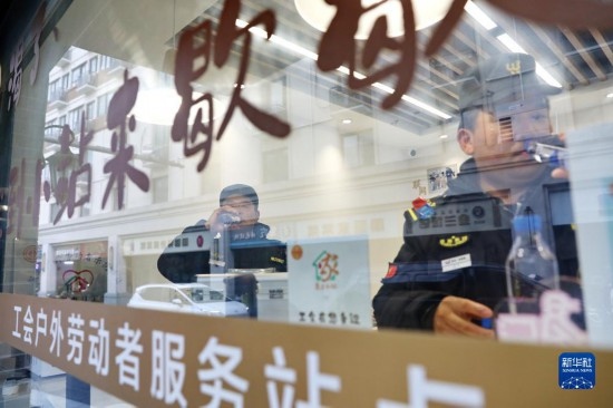 12月16日，戶外工作者在浙江省嘉興市南湖區(qū)丁家橋社區(qū)個性化“惠工小站”休息。