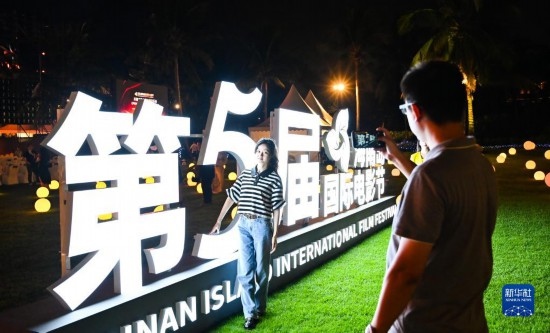 12月16日，觀眾在第五屆海南島國際電影節(jié)開幕式現(xiàn)場拍照留念。