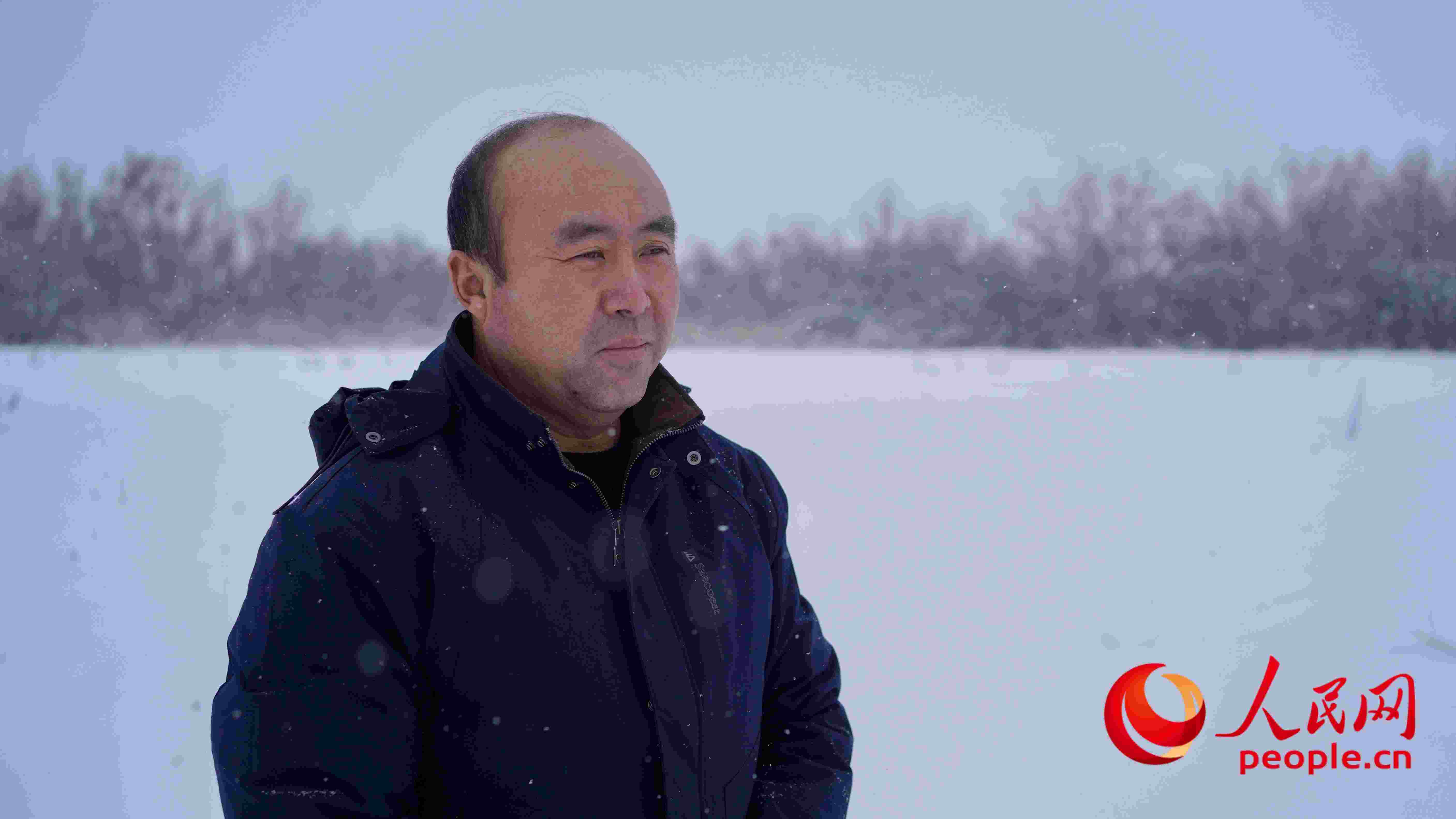 馬曉華回憶當(dāng)年和父親一起種樹的情形，滿是懷念。人民網(wǎng) 周靜圓攝