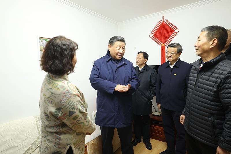 △2023年11月10日下午，習(xí)近平總書(shū)記在河北涿州市雙塔街道永濟(jì)秀園小區(qū)居民董彩英家看望慰問(wèn)。
