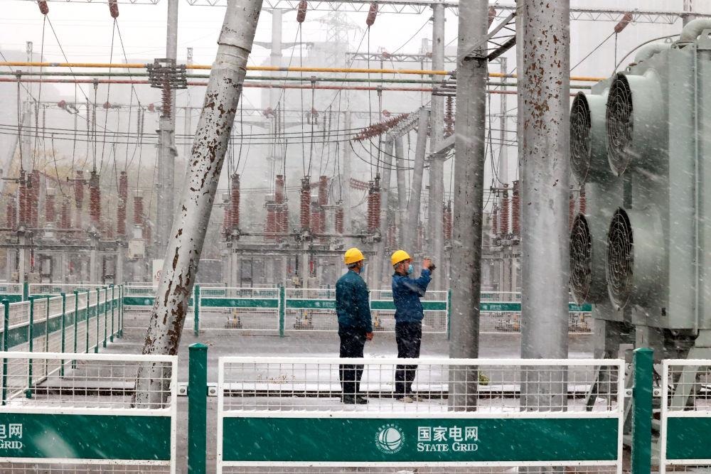 △國(guó)網(wǎng)壽光市供電公司變電運(yùn)維人員在檢查變電站積雪情況。