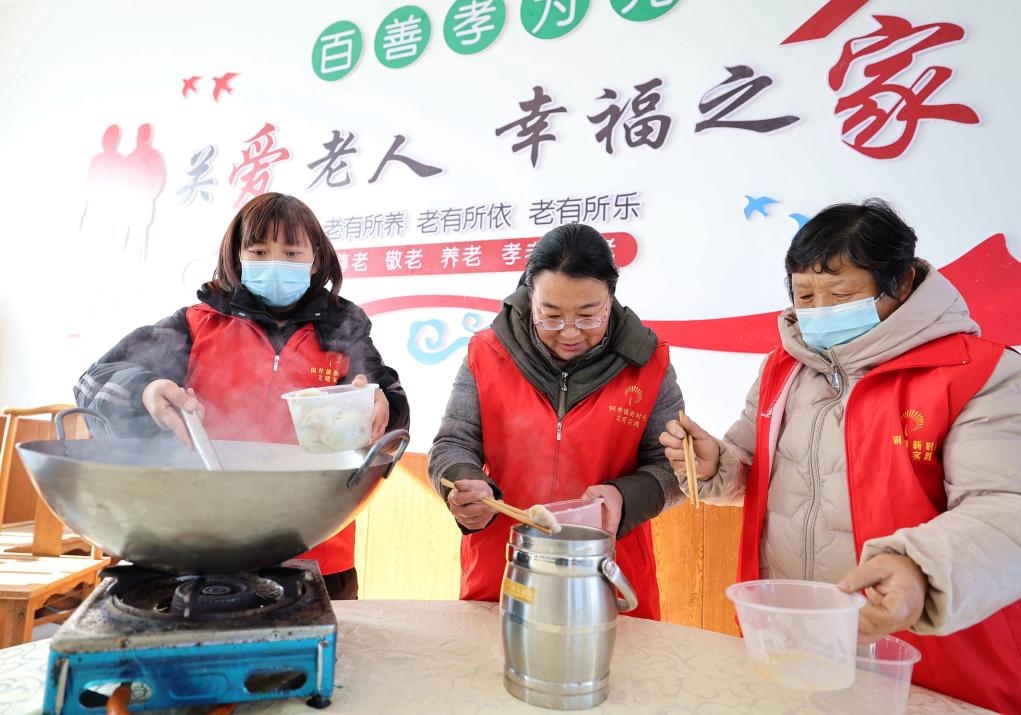 12月17日，在山東省臨沂市沂南縣銅井鎮(zhèn)杜山社區(qū)孝善食堂，志愿者們在為社區(qū)內獨居和行動不便的老人煮水餃。 新華社發(fā)（王彥冰 攝）
