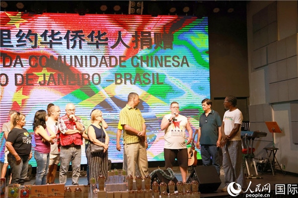 兒童殘障教育中心負(fù)責(zé)人胡里奧向捐贈(zèng)方表示感謝。人民網(wǎng)記者 陳海琪攝