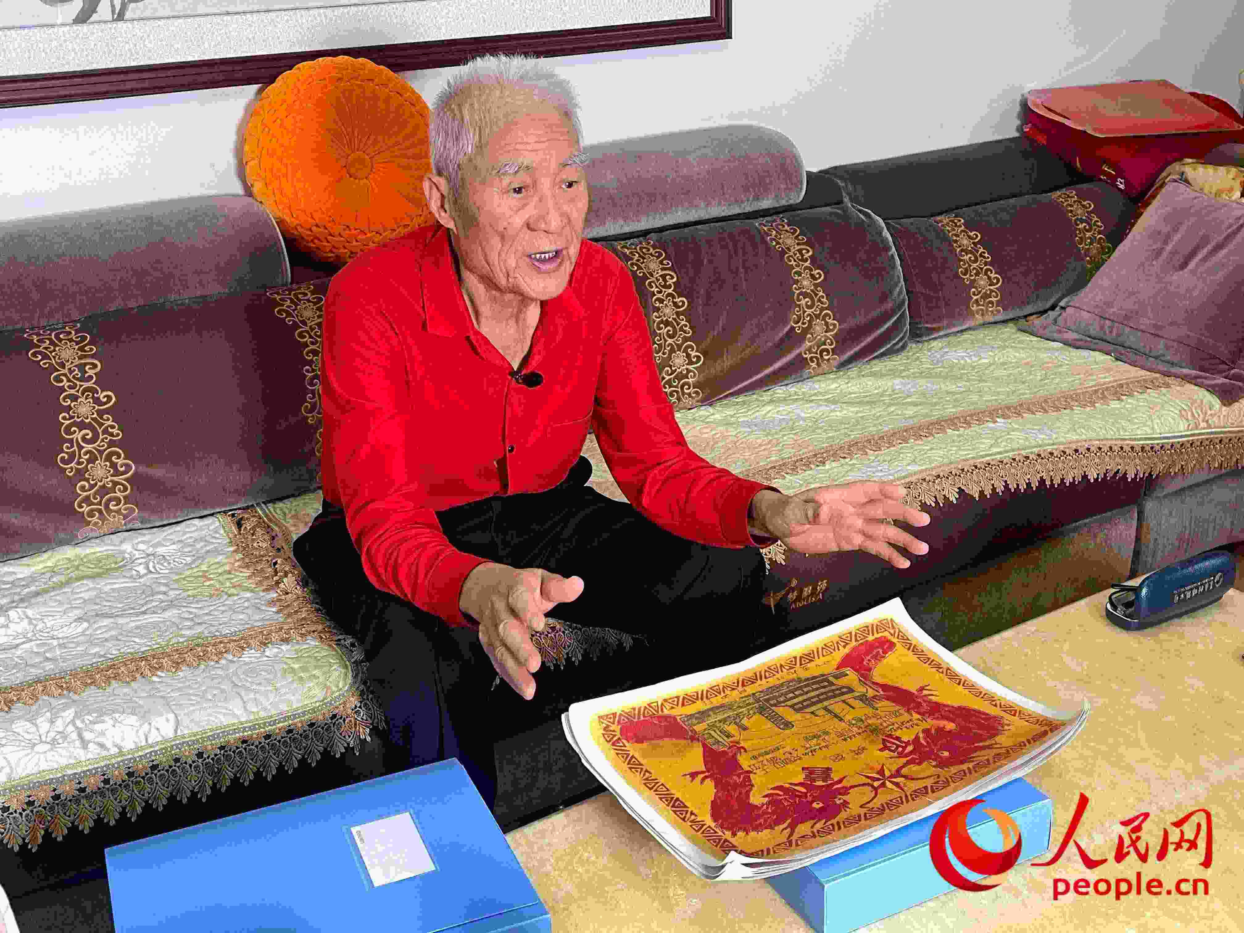 馬太生向采訪團(tuán)講述自己獲得獎(jiǎng)狀的經(jīng)歷。人民網(wǎng) 周靜圓攝