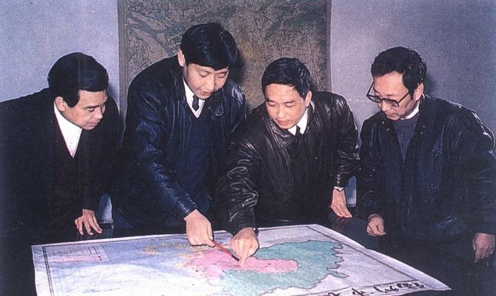 1991年12月，習(xí)近平與同事討論福州市戰(zhàn)略規(guī)劃設(shè)想。