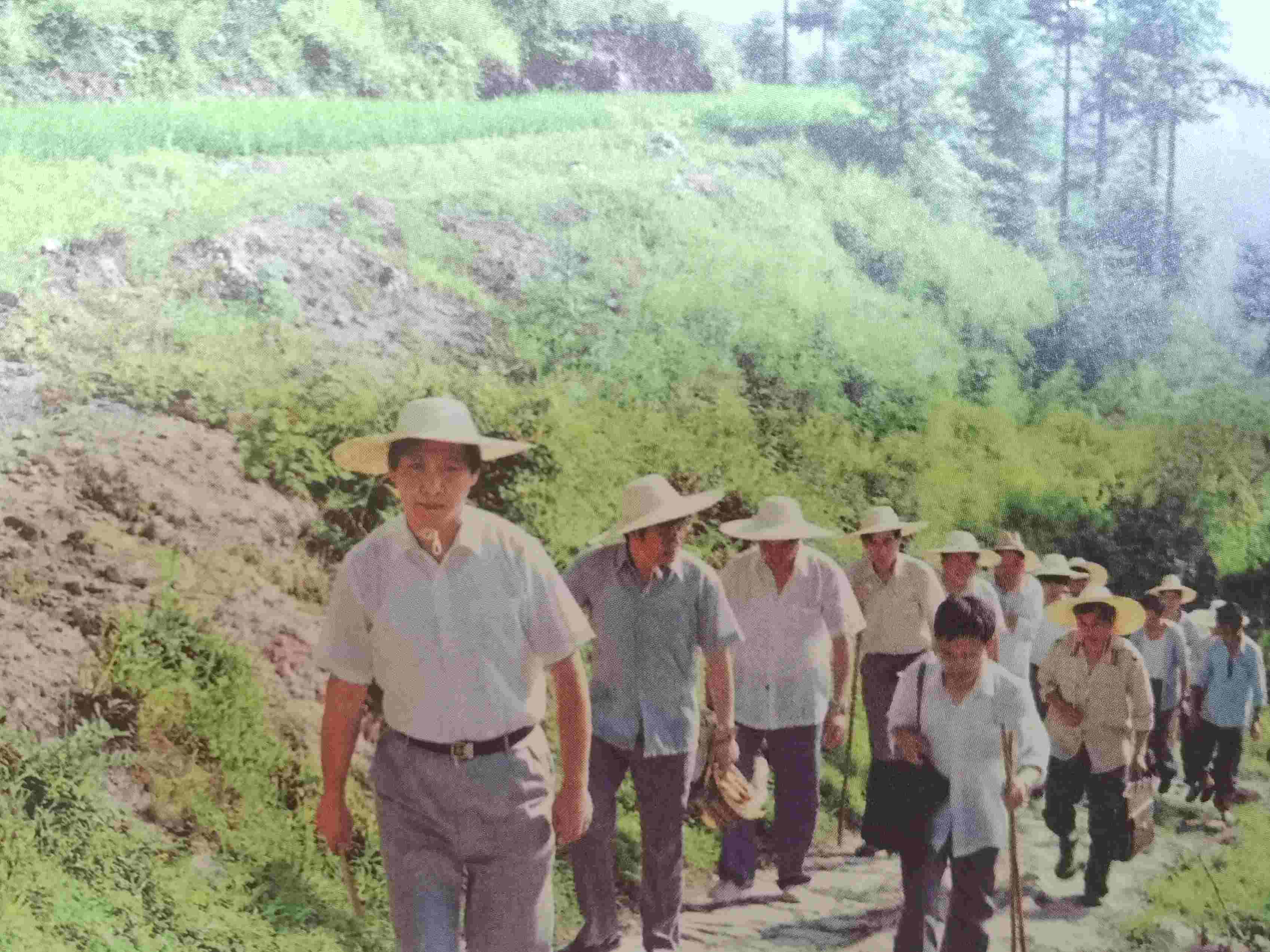 1989年7月，習(xí)近平冒著酷暑，帶頭步行到下黨鄉(xiāng)調(diào)研。