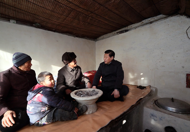 2012年12月30日，習(xí)近平在河北省阜平縣龍泉關(guān)鎮(zhèn)駱駝灣村看望唐榮斌老人一家。
