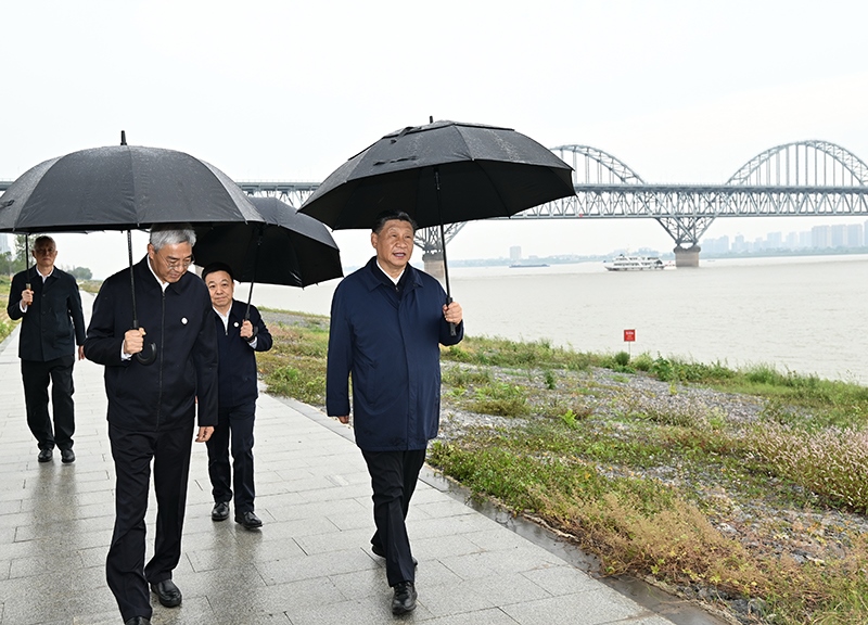 2023年10月10日，習(xí)近平總書記在江西長江國家文化公園九江城區(qū)段冒雨考察。