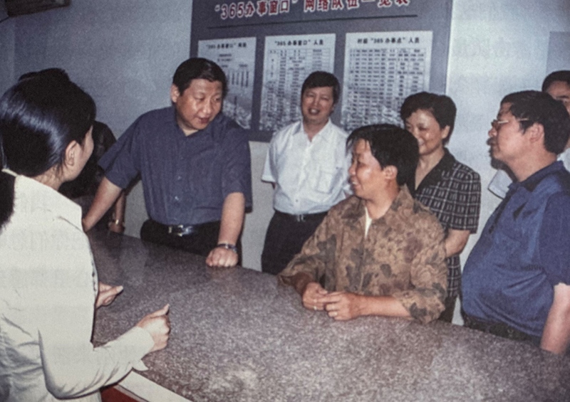 2003年6月，習(xí)近平在浙江金華市磐安縣新渥鎮(zhèn)“365辦事窗口”調(diào)研。