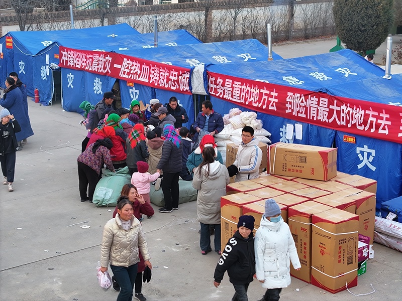 草灘村安置點外。賀勇攝。