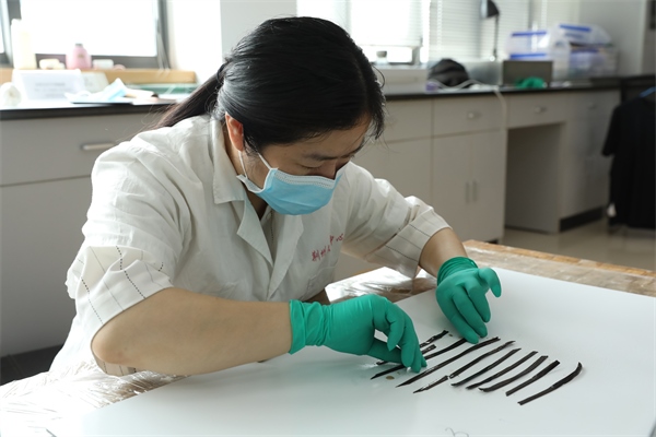 考古工作者正給竹簡排序。國家文物局供圖