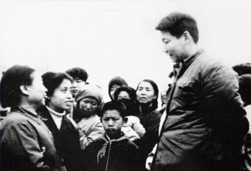 1983年，時(shí)任中共正定縣委書(shū)記的習(xí)近平同趙村群眾交談。