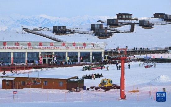 隨著新雪季的到來，那拉提國(guó)際滑雪場(chǎng)迎來眾多游客（(12月21日攝）。