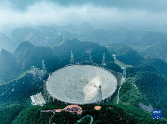 這是2023年7月26日拍攝的“中國天眼”全景（無人機(jī)照片，維護(hù)保養(yǎng)期間拍攝）。 新華社記者 歐東衢 攝