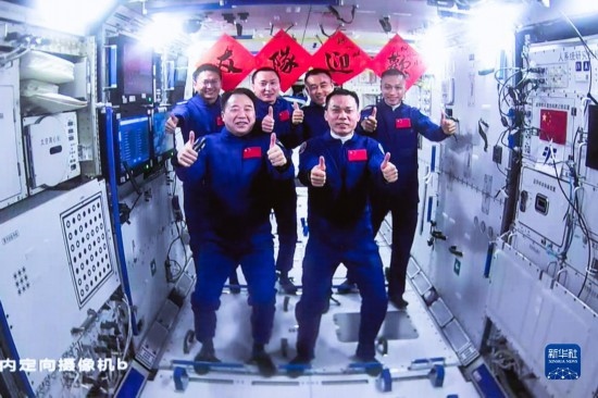 這是2023年10月26日在北京航天飛行控制中心拍攝的神舟十六號(hào)航天員乘組與神舟十七號(hào)航天員乘組“全家福”。 新華社發(fā)（韓啟揚(yáng) 攝）