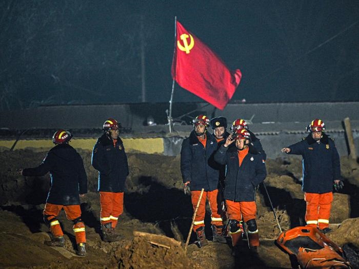 2023年12月21日，救援隊員在青海省海東市民和回族土族自治縣中川鄉(xiāng)金田村現(xiàn)場救援。新華社記者 張龍 攝