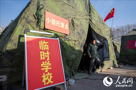 12月22日，在積石山縣大河家鎮(zhèn)大河村安置點(diǎn)，陸軍76集團(tuán)軍某旅搭建的“臨時(shí)學(xué)?！背蔀樾∨笥训摹凹佑驼尽?。人民網(wǎng)記者 翁奇羽攝