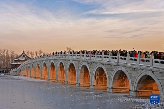 這是12月22日拍攝的頤和園十七孔橋“金光穿洞”景象。