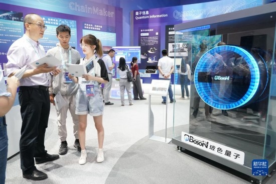 這是2023年5月26日在北京中關(guān)村國家自主創(chuàng)新示范區(qū)展示中心拍攝的100量子比特相干光量子計(jì)算機(jī)（模型）。 新華社記者 任超 攝