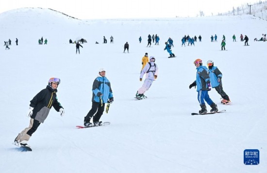 12月21日，游客在那拉提國(guó)際滑雪場(chǎng)滑雪。