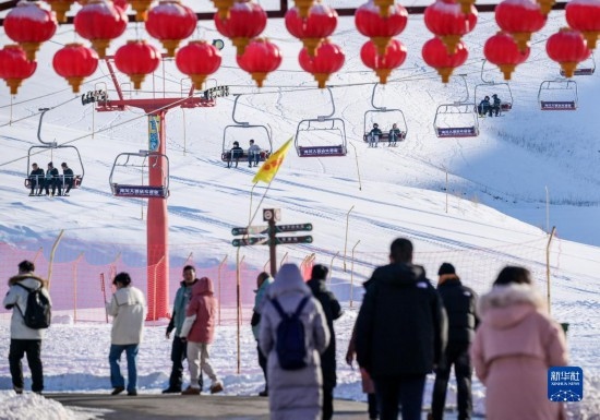 12月21日，那拉提國(guó)際滑雪場(chǎng)迎來眾多游客。