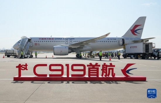 這是2023年5月28日在上海虹橋國際機(jī)場(chǎng)停機(jī)坪拍攝的C919飛機(jī)。當(dāng)日，由C919大型客機(jī)執(zhí)飛的東方航空MU9191航班平穩(wěn)降落在北京首都國際機(jī)場(chǎng)，標(biāo)志著該機(jī)型圓滿完成首個(gè)商業(yè)航班飛行，正式進(jìn)入民航市場(chǎng)，開啟市場(chǎng)化運(yùn)營、產(chǎn)業(yè)化發(fā)展新征程。 新華社記者 丁汀 攝