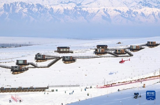 那拉提國(guó)際滑雪場(chǎng)旁新近落成的雪景星空民宿（12月21日攝）。