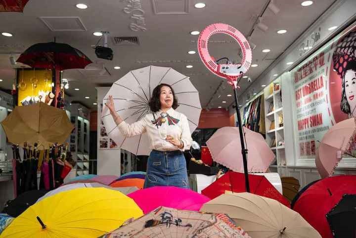 在義烏打拼了27年的商戶張吉英，正通過(guò)直播銷售雨傘。義烏市委宣傳部供圖