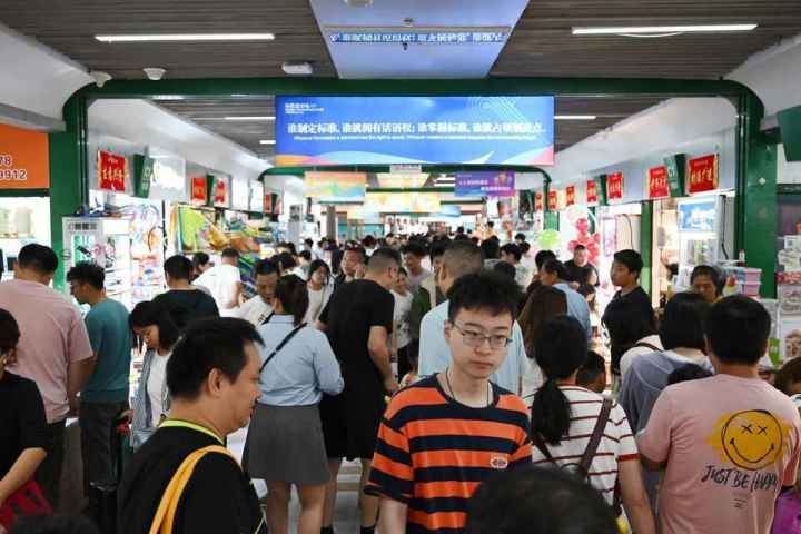 國(guó)慶長(zhǎng)假期間，“世界超市”摩肩接踵。共享聯(lián)盟·義烏 吳峰宇 攝