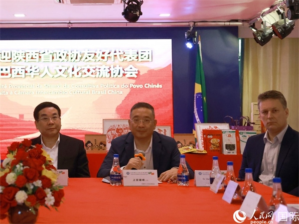 巴西華人文化交流協(xié)會(huì)主席上官建峰（中）在座談會(huì)上發(fā)言。人民網(wǎng)記者 陳海琪攝
