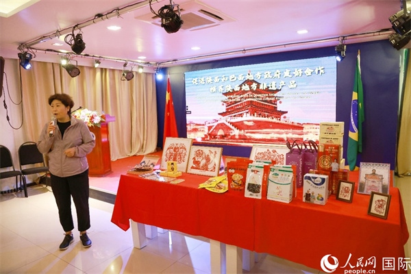 代表團(tuán)成員、咸陽(yáng)市政協(xié)主席李曉靜向與會(huì)嘉賓介紹了陜西的特色產(chǎn)品。人民網(wǎng)記者 陳海琪攝
