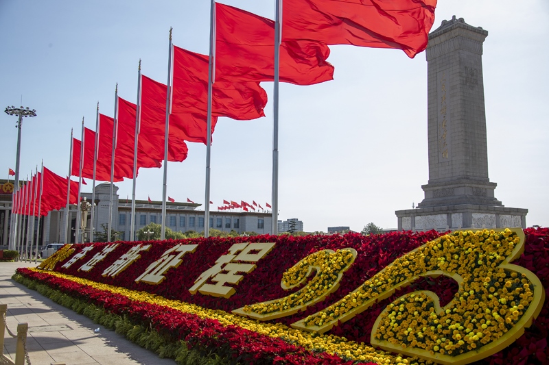 2022年10月16日，北京，中國(guó)共產(chǎn)黨第二十次全國(guó)代表大會(huì)開(kāi)幕，人民大會(huì)堂外紅旗飄揚(yáng)。